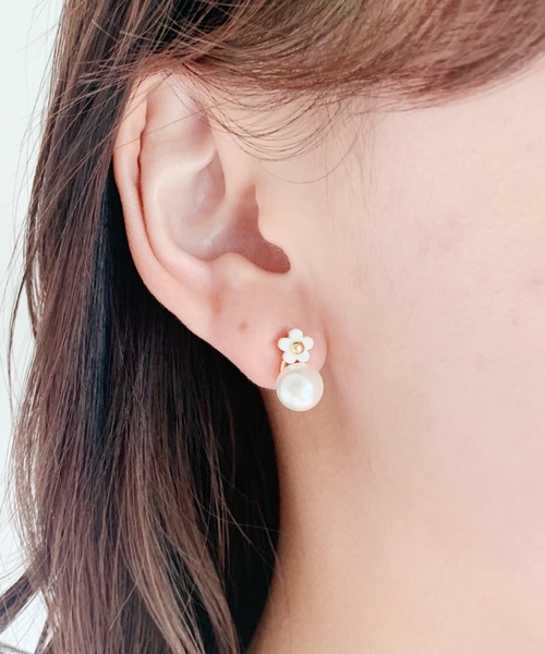 Loueme(ルエム)の「パール×デイジーコンビミニピアス(ピアス(両耳用)・レディース・ホワイト/ブラック・FREE)」の9枚目の写真