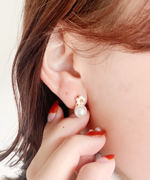 Loueme(ルエム)の「パール×デイジーコンビミニピアス(ピアス(両耳用)・レディース・ホワイト/ブラック・FREE)」の8枚目の写真