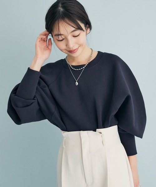 VIS（ビス）の「軽くソフトな肌触り。スフレタッチボリュームスリーブプルオーバー（スウェット・レディース・ネイビー/オフホワイト/ピンク・FREE）」の4枚目の写真