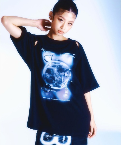 ROSEAPPLE STUDIO(ローズアップルスタジオ)の「【ROSEAPPLE STUDIO/ローズアップルスタジオ】222 Cutout graphic t-shirts/プリントT 半袖トップス 半袖Tシャツ 白Tシャツ 黒Tシャツ ゴシック ビッグサイズ オーバーサイズ スリット(Tシャツ/カットソー・レディース・ホワイト/ブラック・ONE SIZE)」の22枚目の写真