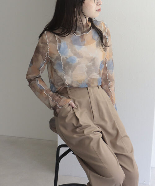 fredy emue（フレディエミュ）の「シアータートルネックカットソー（Tシャツ/カットソー・レディース・ブラック/ラベンダー/ベージュ系その他/グレイッシュベージュ・38）」の2枚目の写真