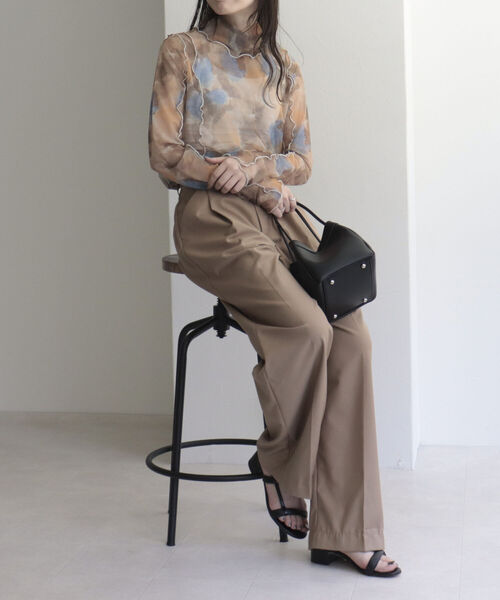 fredy emue（フレディエミュ）の「シアータートルネックカットソー（Tシャツ/カットソー・レディース・ブラック/ラベンダー/ベージュ系その他/グレイッシュベージュ・38）」の6枚目の写真