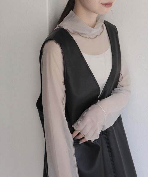 fredy emue（フレディエミュ）の「シアータートルネックカットソー（Tシャツ/カットソー・レディース・ブラック/ラベンダー/ベージュ系その他/グレイッシュベージュ・38）」の3枚目の写真