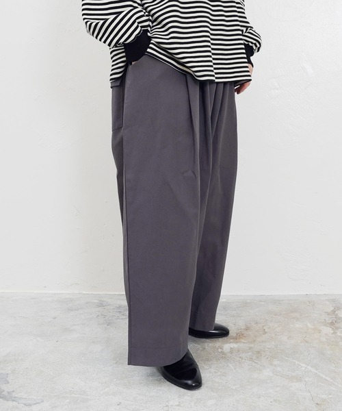 Air Tokyo(エアートウキョー)の「タック ワイド バルーン シルエット イージー チノパンツ(チノパンツ・メンズ・チャコールグレー/ブラック・MEDIUM/LARGE)」の4枚目の写真