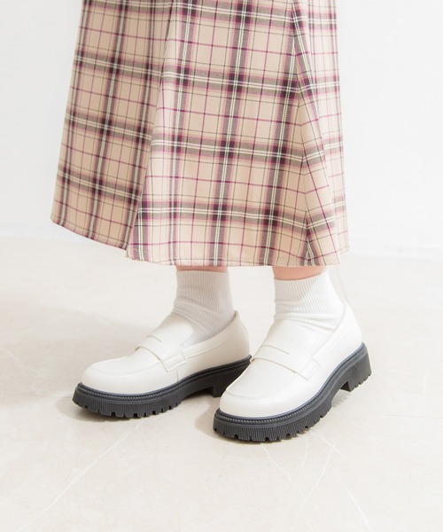 Honeys（ハニーズ）の「厚底コインローファー（ローファー・レディース・ライトベージュ/ブラック系その他/ブラック・M/L/S）」の6枚目の写真