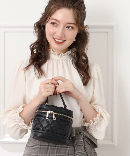 couture brooch（クチュールブローチ）の「◆キルティングバニティバッグ（ショルダーバッグ・レディース・ブラック/アイボリー/レッド系1・00）」の2枚目の写真