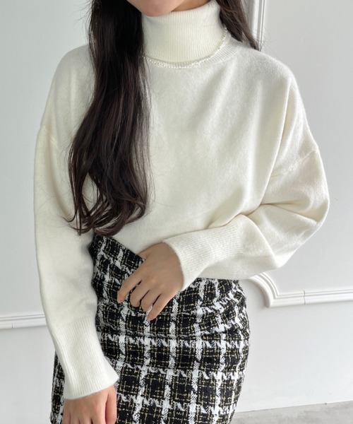 Loueme(ルエム)の「ハイネックドロップショルダーニットプルオーバー(ニット/セーター・レディース・モカ/ブラック/アイボリー・FREE)」の6枚目の写真