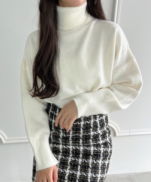 Loueme(ルエム)の「ハイネックドロップショルダーニットプルオーバー(ニット/セーター・レディース・モカ/ブラック/アイボリー・FREE)」の7枚目の写真