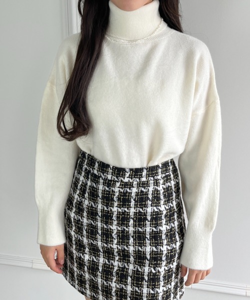 Loueme(ルエム)の「ハイネックドロップショルダーニットプルオーバー(ニット/セーター・レディース・モカ/ブラック/アイボリー・FREE)」の8枚目の写真