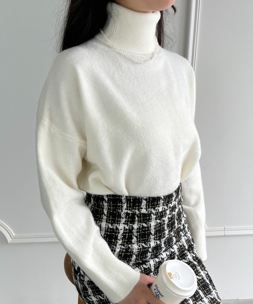Loueme(ルエム)の「ハイネックドロップショルダーニットプルオーバー(ニット/セーター・レディース・モカ/ブラック/アイボリー・FREE)」の9枚目の写真