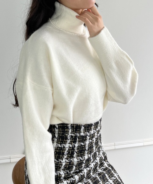 Loueme(ルエム)の「ハイネックドロップショルダーニットプルオーバー(ニット/セーター・レディース・モカ/ブラック/アイボリー・FREE)」の4枚目の写真