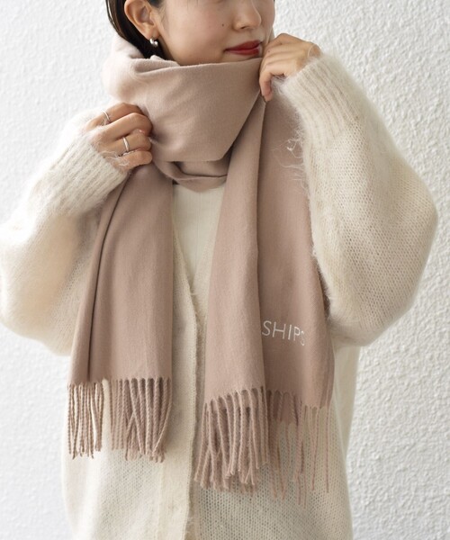SHIPS（シップス）の「*〈手洗い可能〉ユニセックスロゴストール◆（ストール/ショール・レディース・ライトブルー/ブラック/オフホワイト/ベージュ/ピンク/グレー・ONE SIZE）」の4枚目の写真