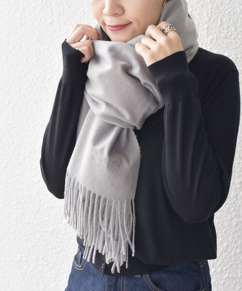 SHIPS（シップス）の「*〈手洗い可能〉ユニセックスロゴストール◆（ストール/ショール・レディース・ライトブルー/ブラック/オフホワイト/ベージュ/ピンク/グレー・ONE SIZE）」の3枚目の写真