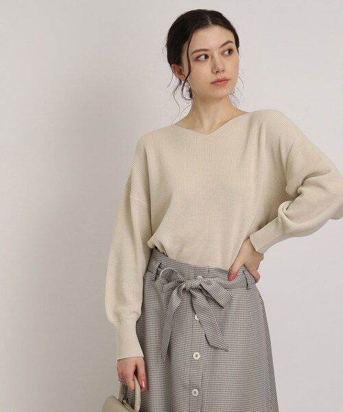 DRESKIP（ドレスキップ）の「◆【顔回りをすっきり見せる】Vネック片畦ニット（ニット/セーター・レディース・ブラック/ナチュラル/ブルー/ピンク系・02/03/04）」の2枚目の写真