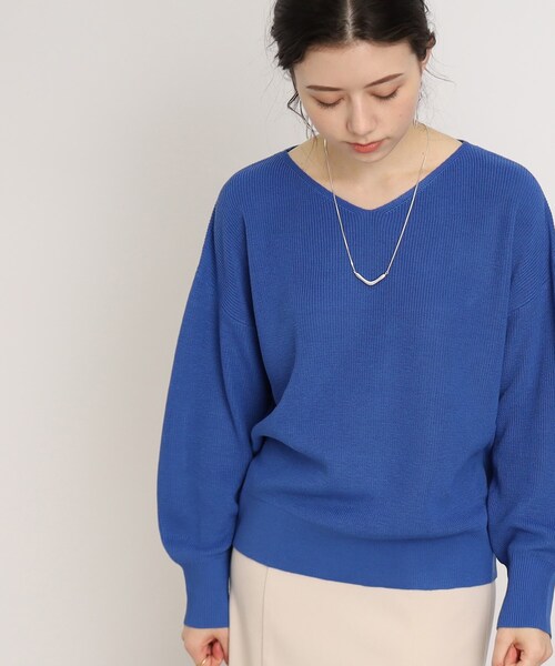 DRESKIP（ドレスキップ）の「◆【顔回りをすっきり見せる】Vネック片畦ニット（ニット/セーター・レディース・ブラック/ナチュラル/ブルー/ピンク系・02/03/04）」の3枚目の写真