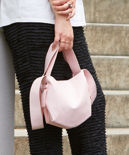 Firsthand(ファーストハンド)の「Firsthand/ファーストハンド レザーワイドストラップバッグ / 防水レザー(ショルダーバッグ・レディース・ホワイト/ブラック/レモンイエロー/ピンク・ONE SIZE)」の4枚目の写真