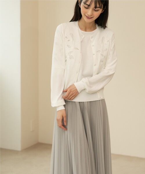 OPAQUE.CLIP（オペークドットクリップ）の「◆アンサンブル対応 刺繍チュールクルーネックカーディガン【洗濯機洗い可】（カーディガン/ボレロ・レディース・サンドベージュ/ホワイト系/ライトブルー・36/38/40）」の6枚目の写真