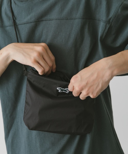 PENNEYS(ぺニーズ)の「『別注』PENNEYS×DOORS THE FOX SACOCHE(ショルダーバッグ・メンズ・ベージュ/ブラック/カーキ・-)」の4枚目の写真