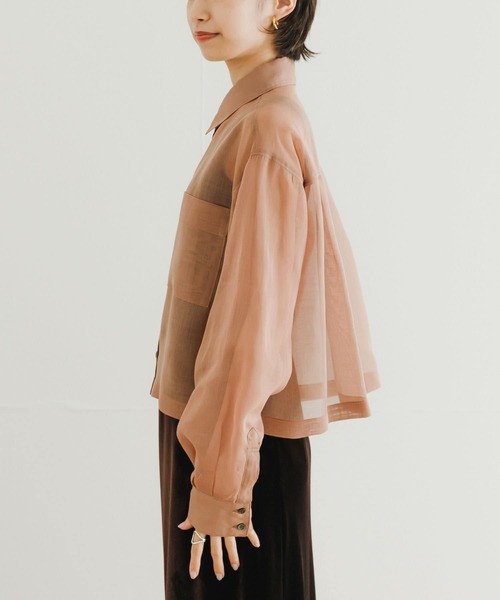 URBAN RESEARCH(アーバンリサーチ)の「ソフトオーガンジーショート丈シャツ(シャツ/ブラウス・レディース・ベージュ系その他/オレンジ系その他/カーキ・FREE)」の4枚目の写真
