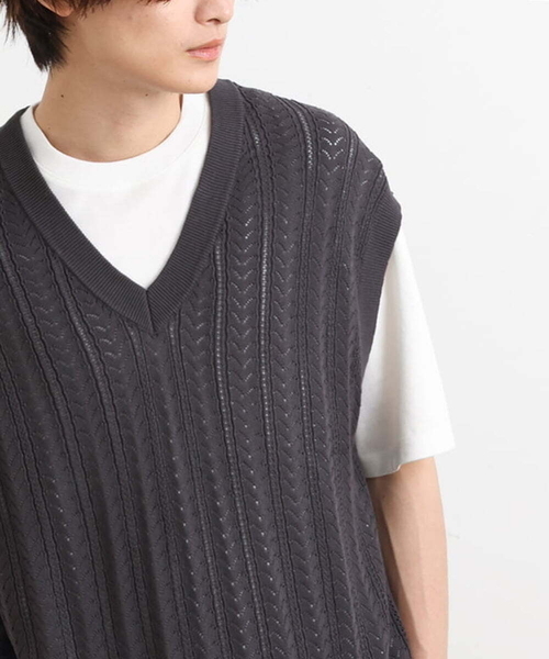 a.v.v（アーヴェヴェ）の「【洗濯機で洗える/2SET】透かし編ニットベスト（レイヤードカットソー付き）（ベスト・メンズ・オレンジ/アイボリー/チャコールグレー・46/44/48/50）」の3枚目の写真