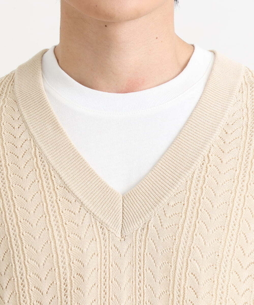 a.v.v（アーヴェヴェ）の「【洗濯機で洗える/2SET】透かし編ニットベスト（レイヤードカットソー付き）（ベスト・メンズ・オレンジ/アイボリー/チャコールグレー・46/44/48/50）」の19枚目の写真