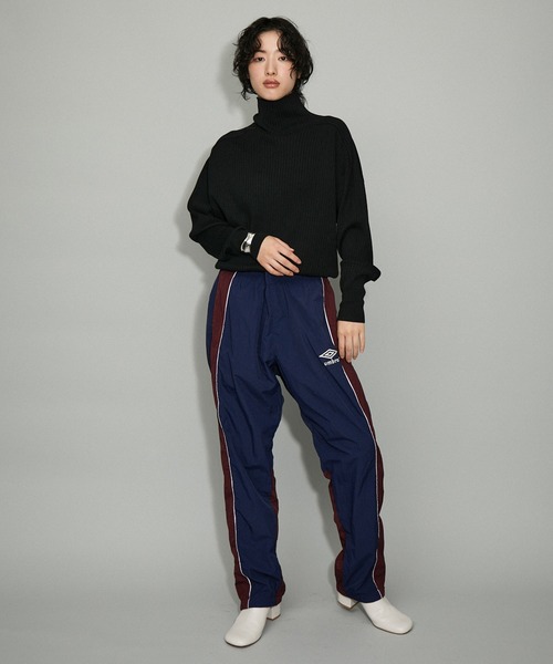 ADAM ET ROPE'(アダムエロペ)の「【WEB限定】WOOL混リブタートルニット(ニット/セーター・レディース・ブラック/ブルー系その他4/ライトグレー/ベージュ系その他・FREE)」の5枚目の写真