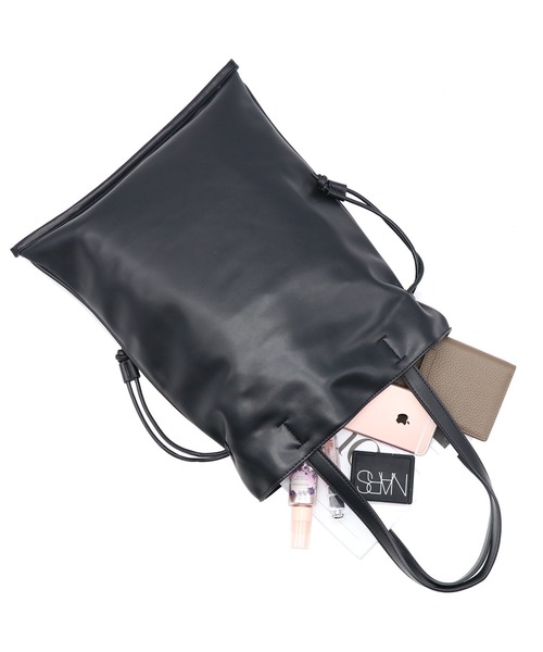 GUSCIO(グッシオ)の「【グッシオベーシック】巾着トートバッグ カジュアル A4対応 PUレザー(トートバッグ・レディース・ベージュ/アイボリー/ブラック/キャメル・FREE)」の12枚目の写真