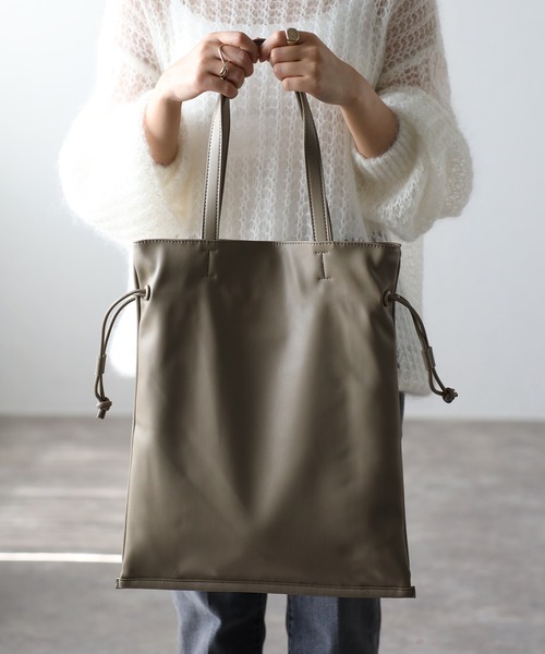 GUSCIO(グッシオ)の「【グッシオベーシック】巾着トートバッグ カジュアル A4対応 PUレザー(トートバッグ・レディース・ベージュ/アイボリー/ブラック/キャメル・FREE)」の13枚目の写真