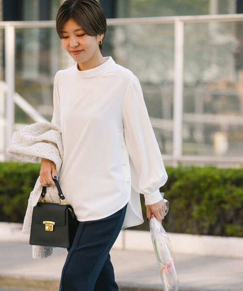 F by ROSSO（エフバイロッソ）の「F by ROSSO　サイドパールハイネックブラウス（シャツ/ブラウス・レディース・ブラック/オフホワイト・FREE）」の2枚目の写真