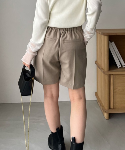 CAPRICIEUX LE'MAGE（カプリシューレマージュ）の「タックベルテッドショートパンツ（その他パンツ・レディース・チャコールグレー/グレイッシュベージュ・38/36）」の16枚目の写真