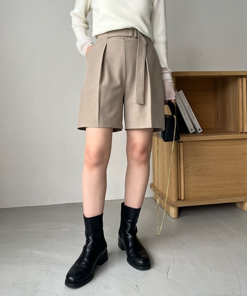 CAPRICIEUX LE'MAGE（カプリシューレマージュ）の「タックベルテッドショートパンツ（その他パンツ・レディース・チャコールグレー/グレイッシュベージュ・38/36）」の12枚目の写真