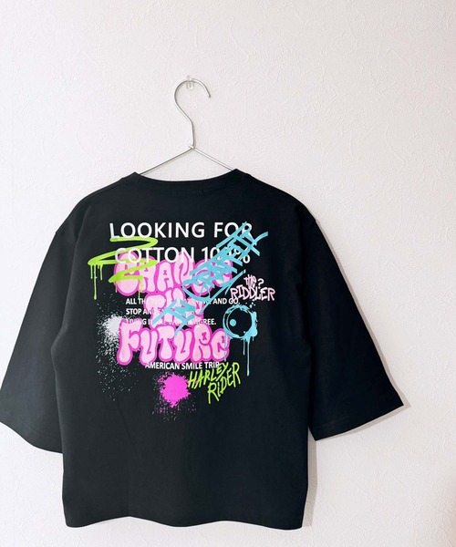 ZI-ON（ジーオン）の「オーバーサイズ グラフィティープリントロンT（Tシャツ/カットソー・キッズ・ブラック系その他/ベージュ系その他/ホワイト系その他3/グレー系その他/カーキ/ブラック/ブラック系その他2/杢グレー/ダークグリーン/オフホワイト/ブラック系その他3/ホワイト系その他2/ホワイト系その他/ネイビー/パープル/ベージュ・140cm/160cm/120cm/110cm/150cm/130cm）」の8枚目の写真