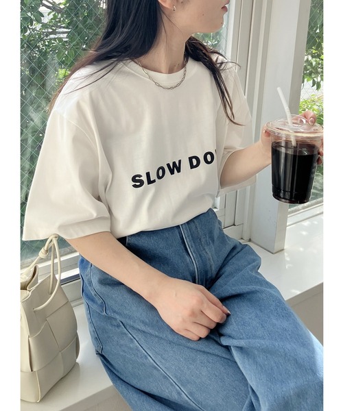 reca(レカ)の「ロゴプリントTシャツ(Tシャツ/カットソー・レディース・オフホワイト/ブラック/グレイッシュベージュ・FREE)」の1枚目の写真