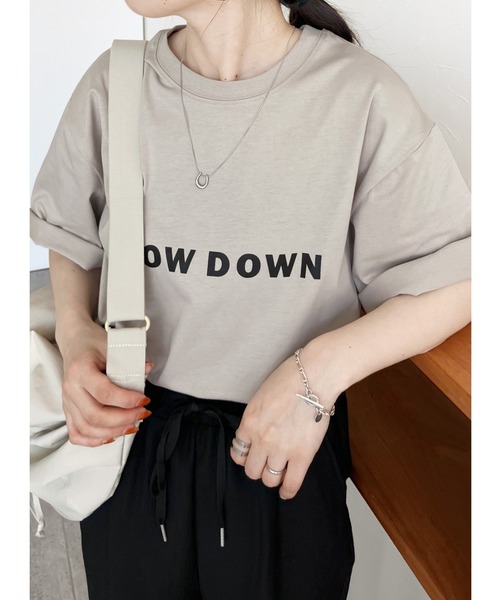 reca(レカ)の「ロゴプリントTシャツ(Tシャツ/カットソー・レディース・オフホワイト/ブラック/グレイッシュベージュ・FREE)」の3枚目の写真