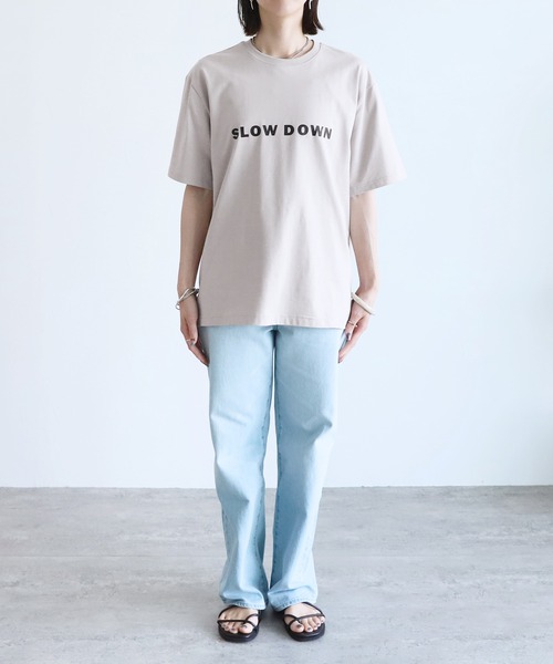 reca(レカ)の「ロゴプリントTシャツ(Tシャツ/カットソー・レディース・オフホワイト/ブラック/グレイッシュベージュ・FREE)」の4枚目の写真