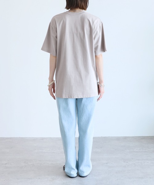 reca(レカ)の「ロゴプリントTシャツ(Tシャツ/カットソー・レディース・オフホワイト/ブラック/グレイッシュベージュ・FREE)」の6枚目の写真