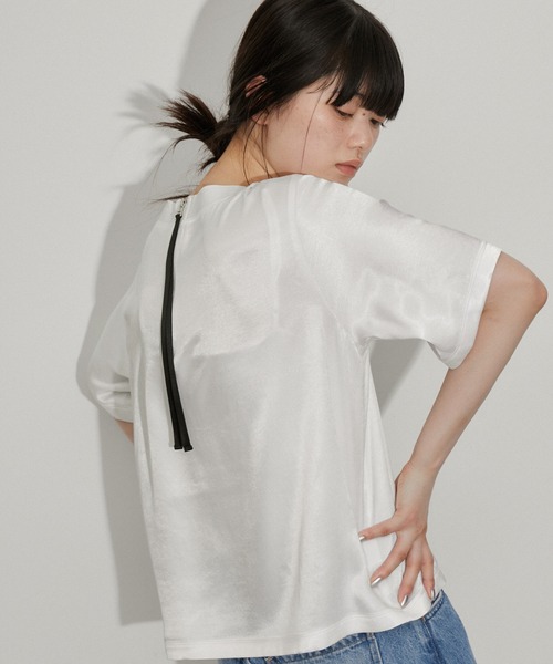 ADAM ET ROPE'(アダムエロペ)の「【サステナブル】バックジップサテンTEE(その他トップス・レディース・ブラック/ホワイト・FREE)」の2枚目の写真
