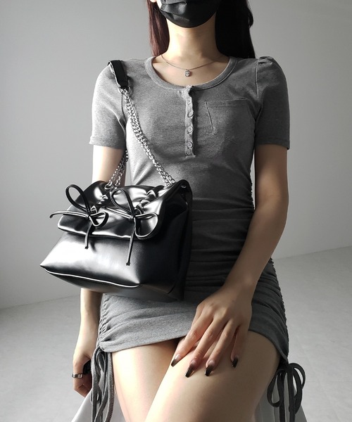 me+em select（ミームセレクト）の「【 ３color 】ダブルリボンフェイクレザーチェーンショルダーバッグ ／ double ribbon fake leather chain shoulder bag（ショルダーバッグ・レディース・シルバー/アイボリー/ブラック・FREE）」の16枚目の写真