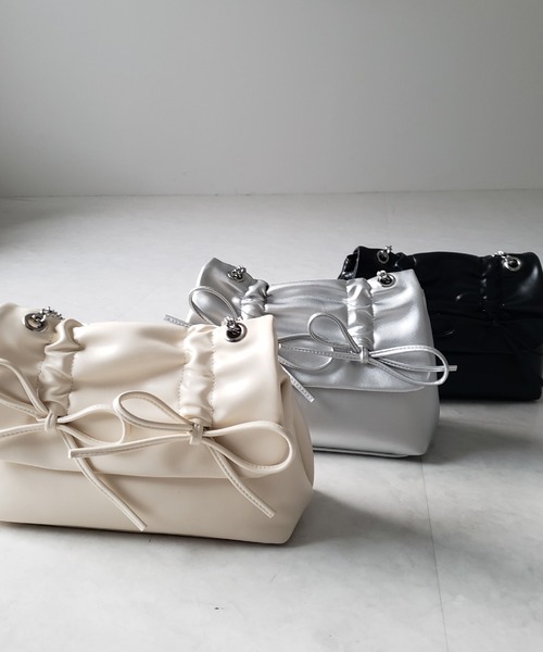 me+em select（ミームセレクト）の「【 ３color 】ダブルリボンフェイクレザーチェーンショルダーバッグ ／ double ribbon fake leather chain shoulder bag（ショルダーバッグ・レディース・シルバー/アイボリー/ブラック・FREE）」の7枚目の写真