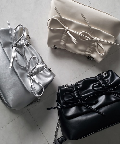 me+em select（ミームセレクト）の「【 ３color 】ダブルリボンフェイクレザーチェーンショルダーバッグ ／ double ribbon fake leather chain shoulder bag（ショルダーバッグ・レディース・シルバー/アイボリー/ブラック・FREE）」の6枚目の写真