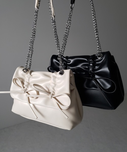 me+em select（ミームセレクト）の「【 ３color 】ダブルリボンフェイクレザーチェーンショルダーバッグ ／ double ribbon fake leather chain shoulder bag（ショルダーバッグ・レディース・シルバー/アイボリー/ブラック・FREE）」の5枚目の写真