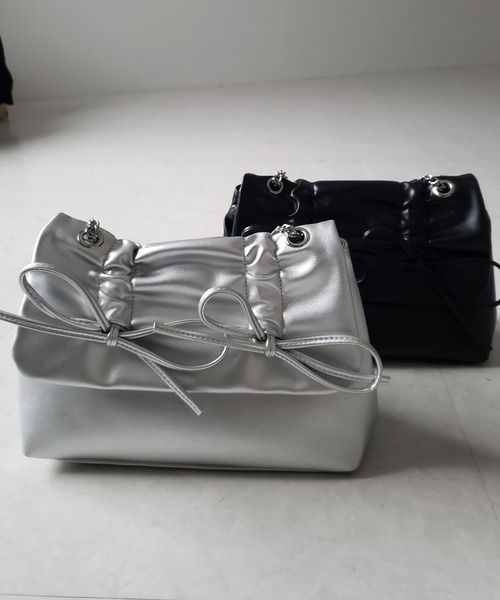 me+em select（ミームセレクト）の「【 ３color 】ダブルリボンフェイクレザーチェーンショルダーバッグ ／ double ribbon fake leather chain shoulder bag（ショルダーバッグ・レディース・シルバー/アイボリー/ブラック・FREE）」の8枚目の写真