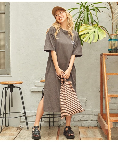 anap mimpi（アナップミンピ）の「刺繍 メッセージ ユッタリ スラブ 半袖 Tシャツ ワンピース（ワンピース・レディース・ダークグレー/ベージュ・FREE）」の5枚目の写真