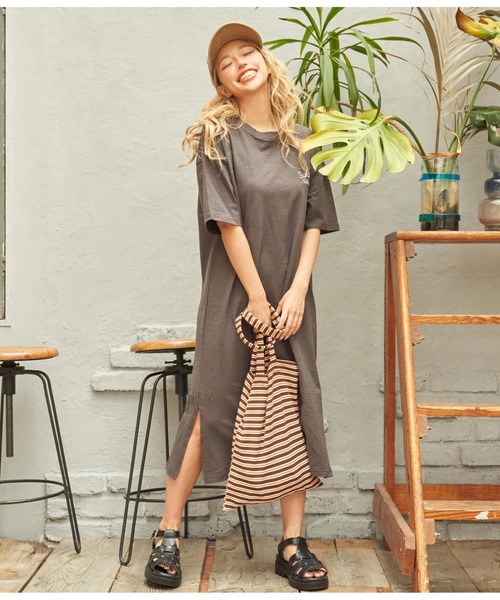 anap mimpi（アナップミンピ）の「刺繍 メッセージ ユッタリ スラブ 半袖 Tシャツ ワンピース（ワンピース・レディース・ダークグレー/ベージュ・FREE）」の6枚目の写真