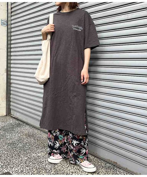 anap mimpi（アナップミンピ）の「刺繍 メッセージ ユッタリ スラブ 半袖 Tシャツ ワンピース（ワンピース・レディース・ダークグレー/ベージュ・FREE）」の4枚目の写真