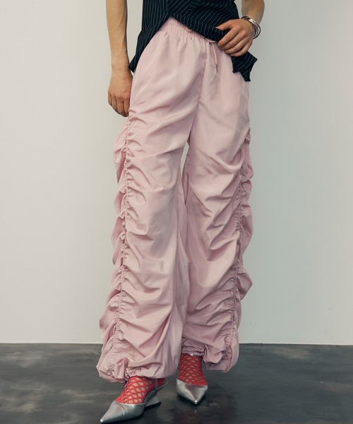 uyu.（ウユ）の「Side Ruffle Design Pants / サイドフリルデザインパンツ【uyu./ウユ】（その他パンツ・レディース・ホワイト/ブラック/ピンク/グレー・FREE）」の4枚目の写真