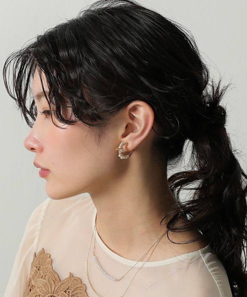Kana(カナ)の「うねりメタル パール フープ イヤリング イヤークリップ パーティー 結婚式 お呼ばれ オケージョン(イヤリング・レディース・ゴールド/シルバー・フリー)」の9枚目の写真