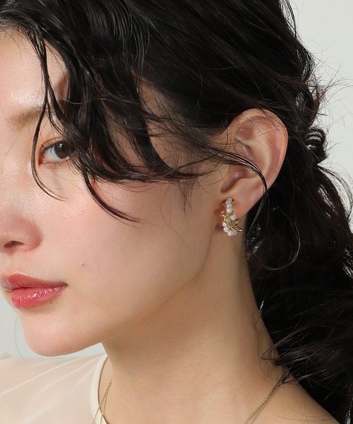 Kana(カナ)の「うねりメタル パール フープ イヤリング イヤークリップ パーティー 結婚式 お呼ばれ オケージョン(イヤリング・レディース・ゴールド/シルバー・フリー)」の7枚目の写真