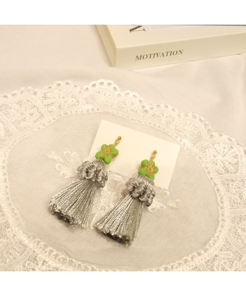 tone（トーン）の「【イナカノアトリエ】フラワービーズとタッセルピアス(GS)（ピアス（両耳用）・レディース・ベージュ/グリーン/レッド・FREE）」の2枚目の写真
