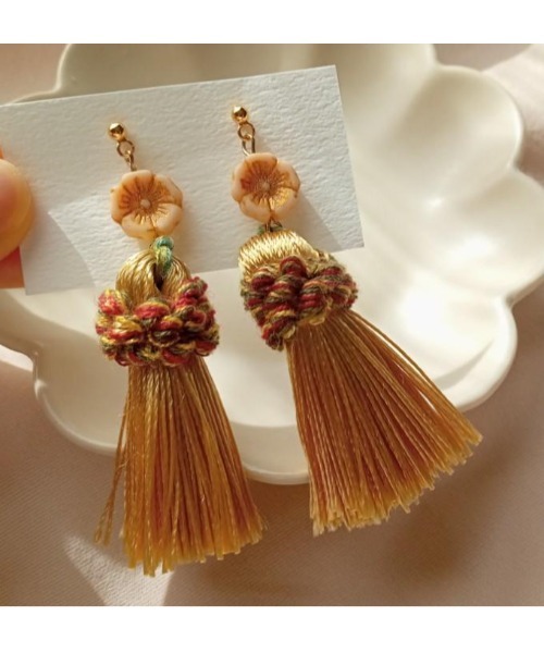 tone（トーン）の「【イナカノアトリエ】フラワービーズとタッセルピアス(GS)（ピアス（両耳用）・レディース・ベージュ/グリーン/レッド・FREE）」の4枚目の写真